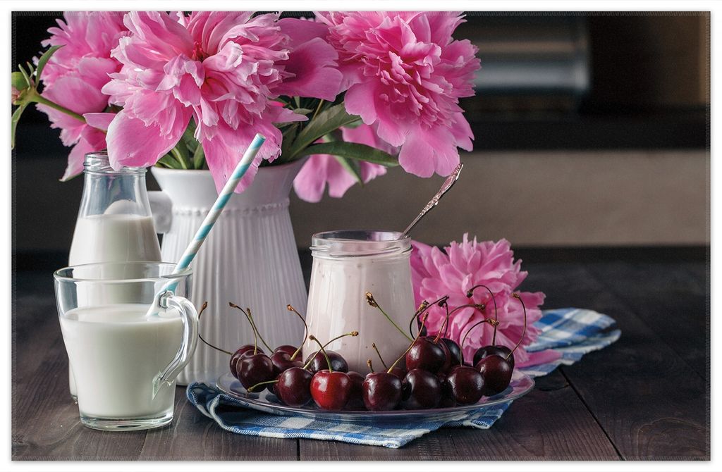 Wallario Premium Teppich, Größe 90 x 140 cm, Milch mit Kirschen zum Frühstück mit rosa Blumenarrangement
