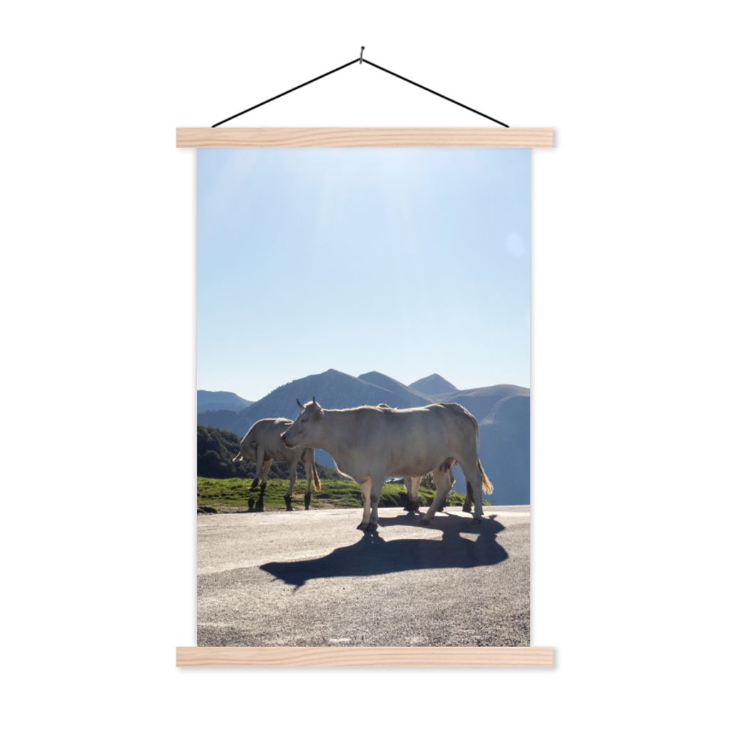 MuchoWow Textilposter Schottische Highlander - Licht - Berge - Natur 120x180 cm mit holzfarbenen Rahmen - Textil-Plakat