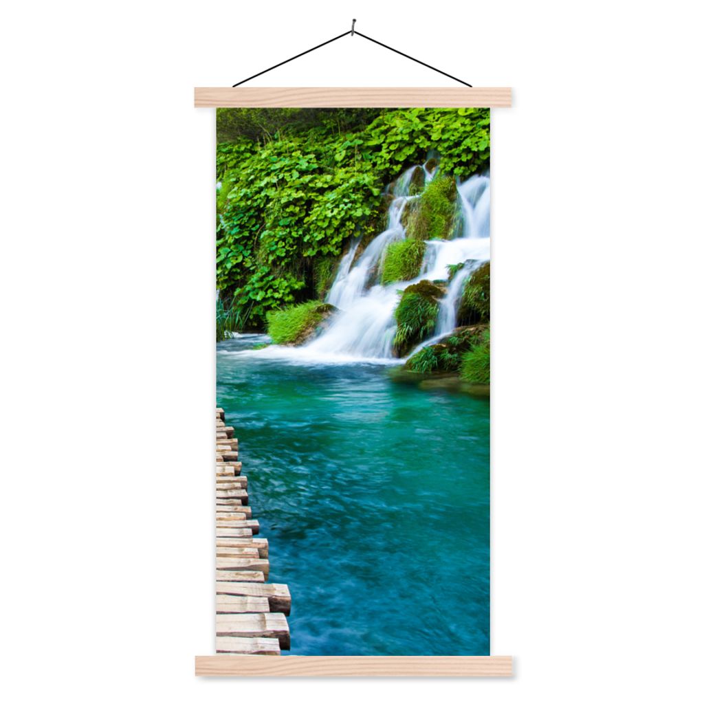 MuchoWow Textilposter Brücke - Wasser - Pflanzen - Wasserfall - Grün 60x120 cm mit holzfarbenen Rahmen - Holz