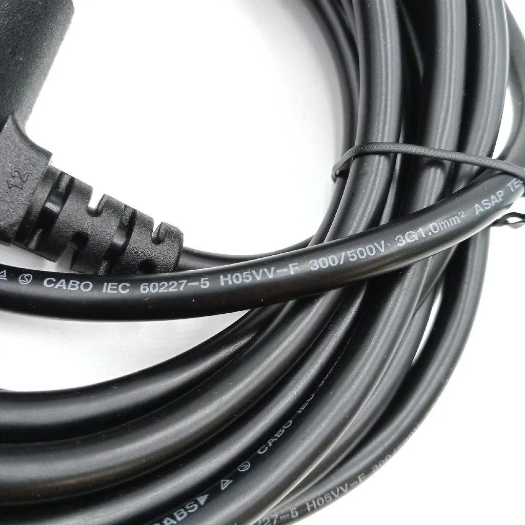 Câble d'alimentation de 4,6m noir durable AmazonBasics pour PC et TV