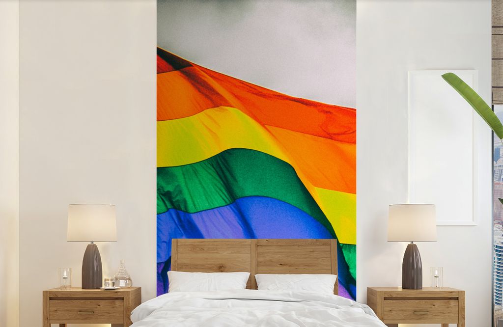 MuchoWow Fototapete für Wohnzimmer oder Schlafzimmer Wandtapete Vinyl Motivtapete Foto einer Regenbogenflagge - 120x240 cm - Hintergrundbild