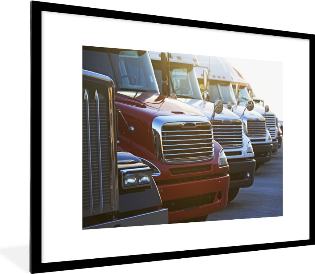 MuchoWow Gerahmtes Poster Aufnahme von nebeneinander stehenden Lastwagen 80x60 cm - Poster mit Schwarzem Bilderrahmen Wandposter Rahmen Foto Bild...