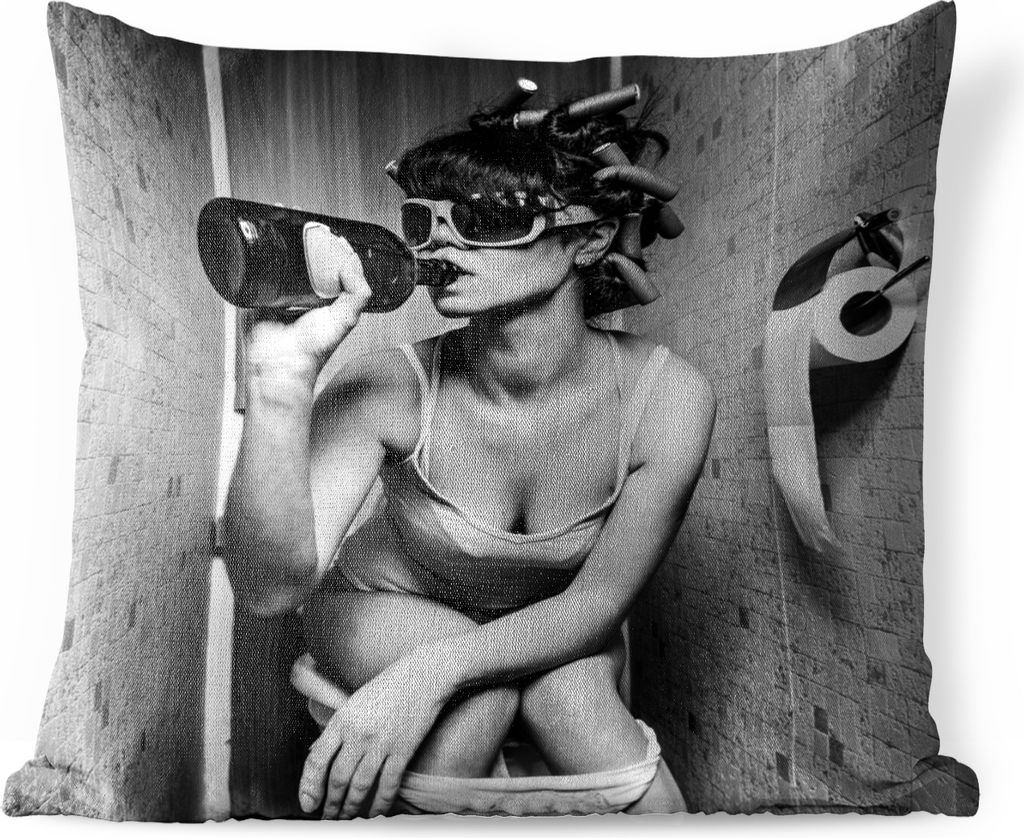 MuchoWow Outdoor Kissen - Frau - Toilette - Schwarz - Weiß - 45x45 cm - Wetterfest - Lounge Kissen - Fotokissen - Dekoratives Kissen