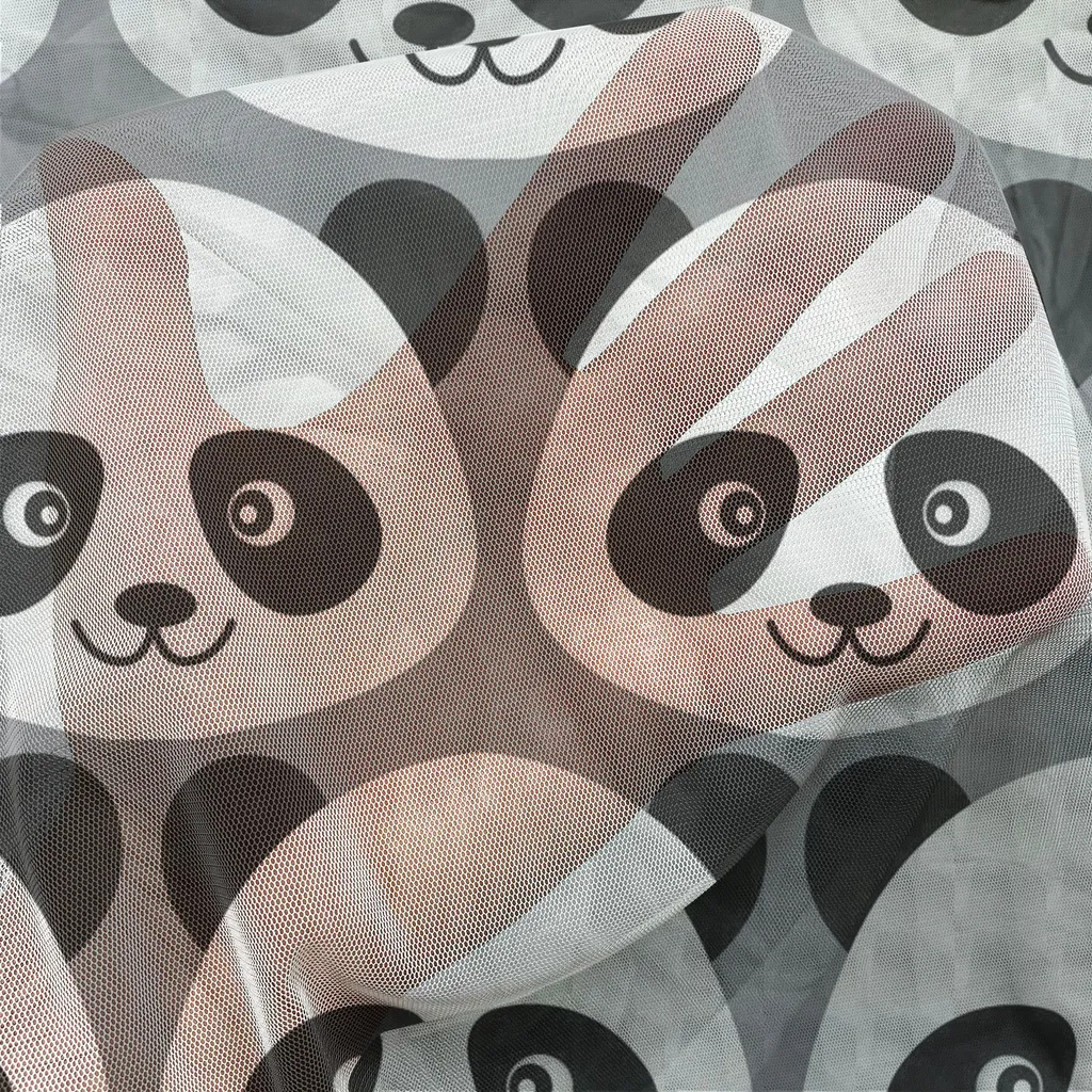 ABAKUHAUS Panda Arazzo, Illustrazione continua di simpatici cartoni animati con procioni, orsi e bambù della fauna asiatica, tessuto satinato setoso per soggiorno e camera da letto, 240 cm x 274 cm, grigio antracite e bianco - 2