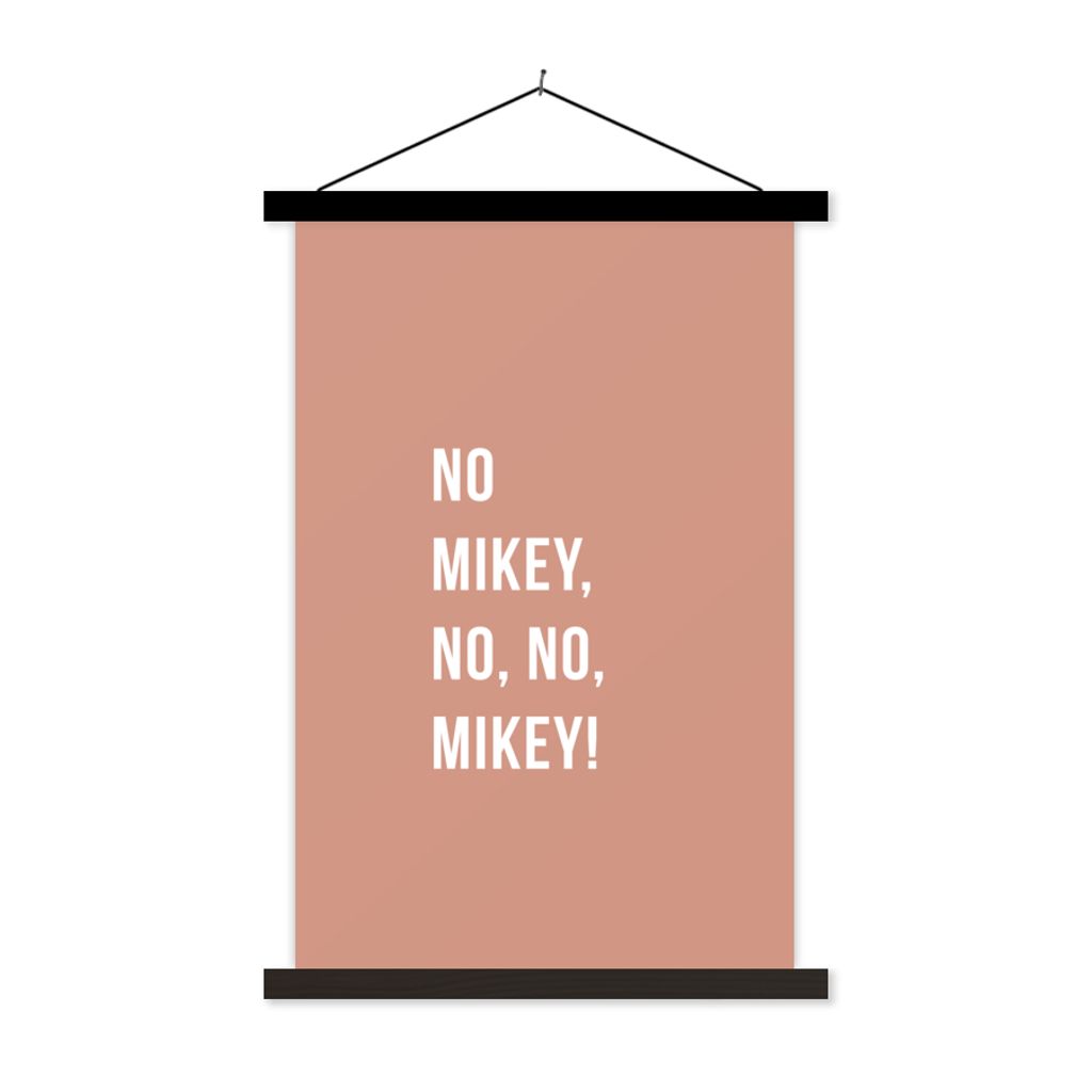 MuchoWow Textilposter Zitate - Pink - Nein Mikey, nein, nein, Mikey! 40x60 cm mit schwarzem Rahmen - Wanddekorationen