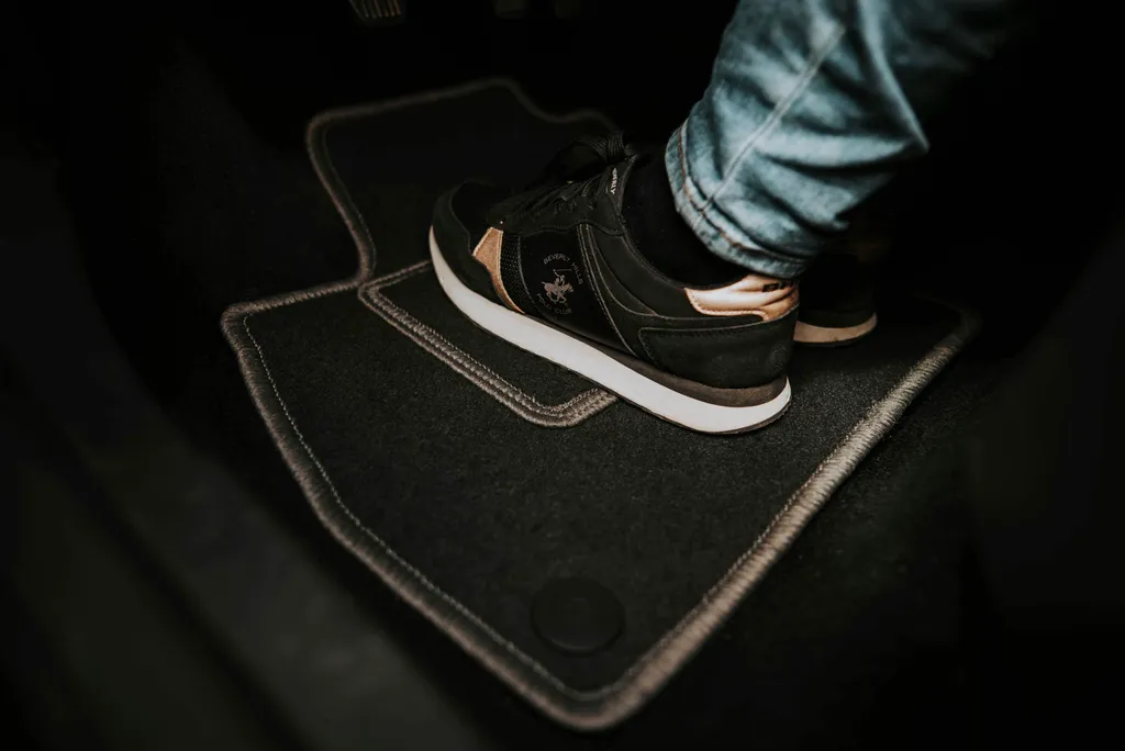 Tapis de sol voiture gris avec bordure luxe et découpe de précision