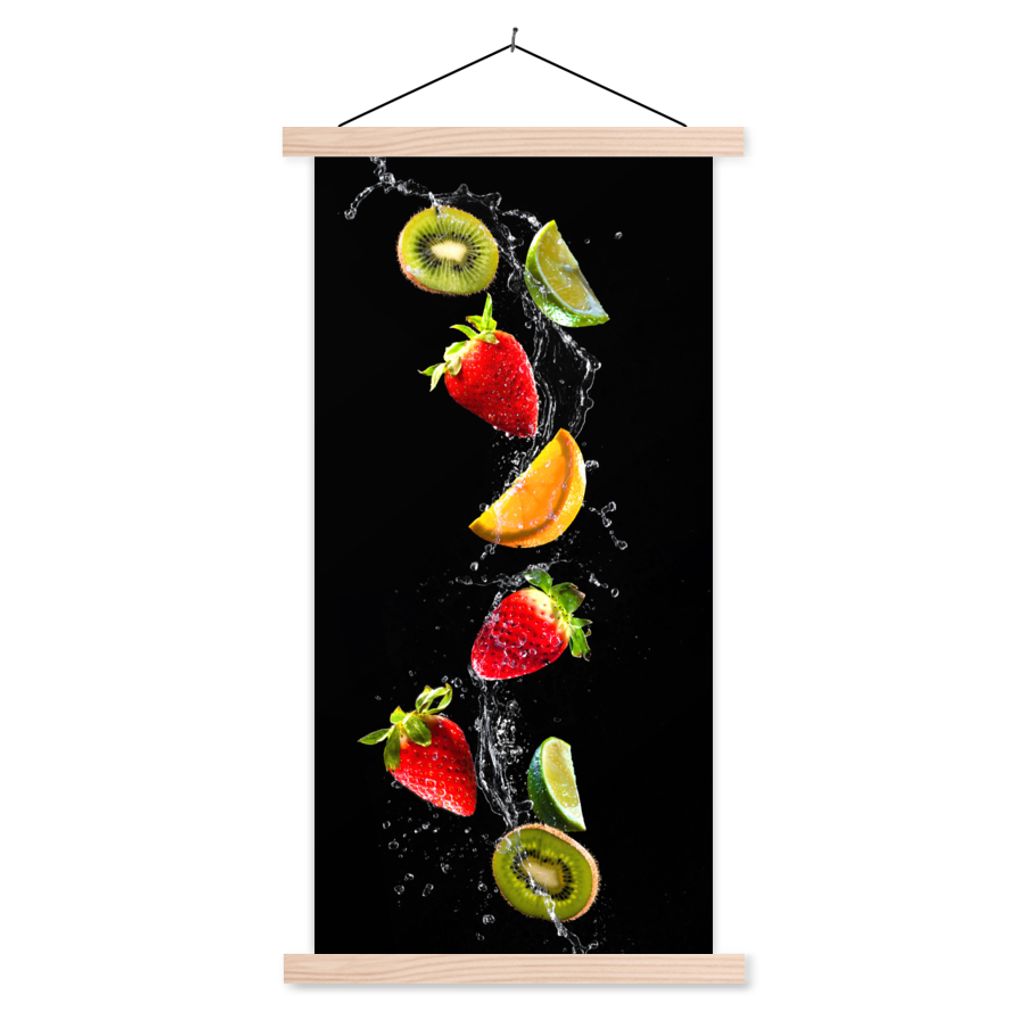 MuchoWow Textilposter Obst - Wasser - Schwarz - Stillleben Erdbeere - Kiwi 60x120 cm mit holzfarbenen Rahmen - Holz