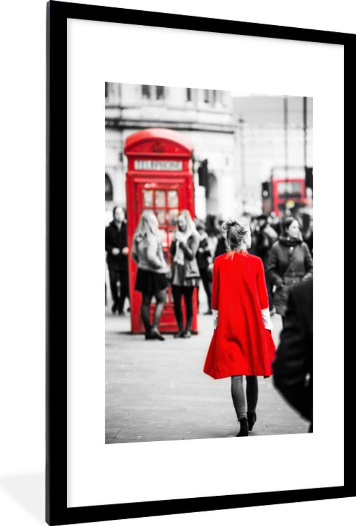 MuchoWow Gerahmtes Poster Schwarz-Weiß-Foto einer Frau, die einen roten Mantel trägt und durch die Straßen von London läuft 60x90 cm - Poster...