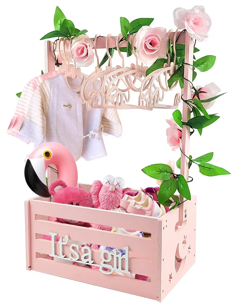 Panier pour fête prénatale rose avec guirlande et 10 cintres pour enfant