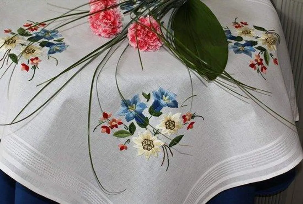 Réussissez votre broderie facilement : nappe pré-imprimée 80x80 en coton