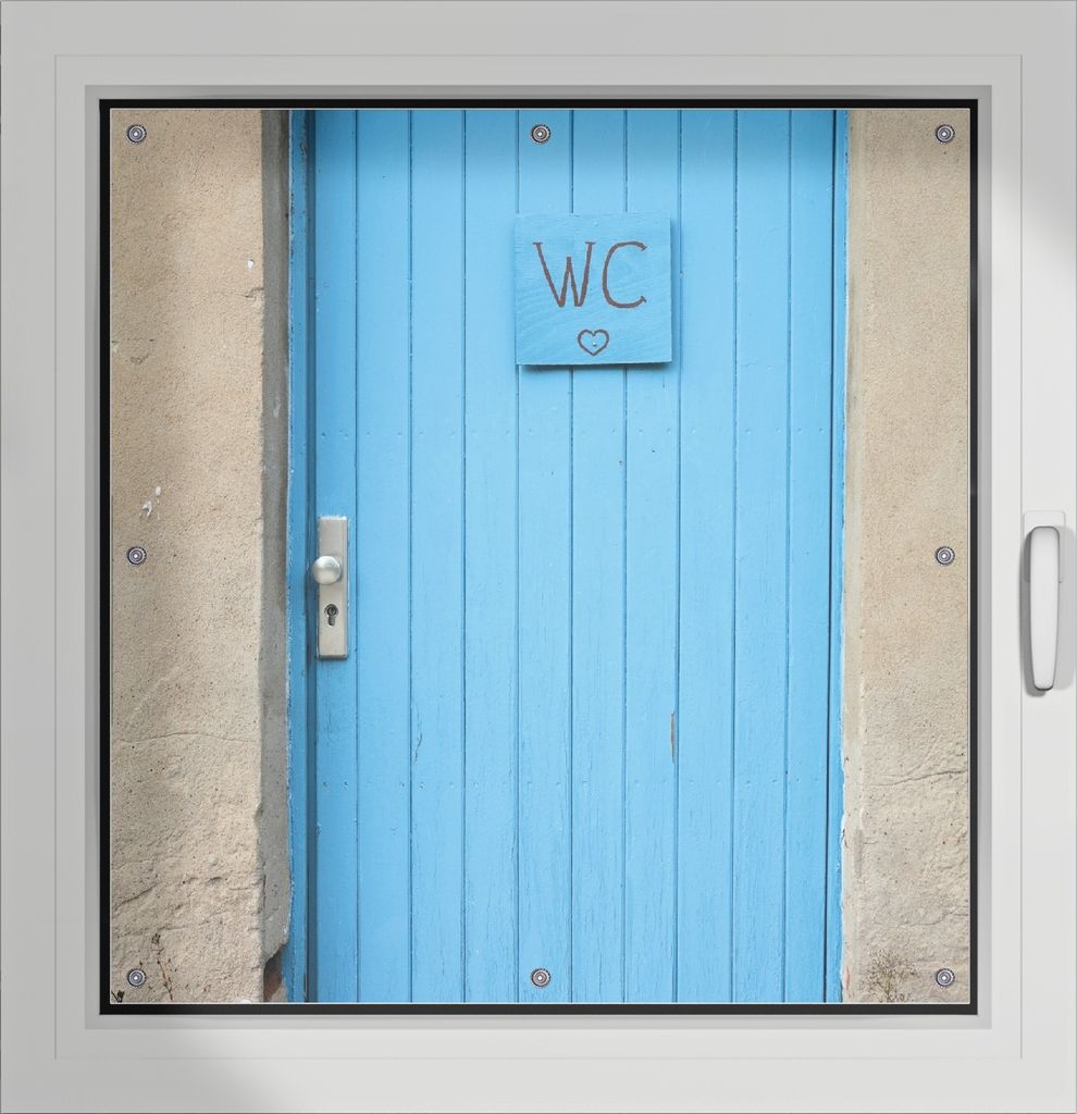 Wallario Lichtschutzbild, Dekorativer Sichtschutz Sonnenschutz 96 x 93 cm mit Motiv: Blaue Tür einer Toilette in einer verlassenen Fabrik in Magde...