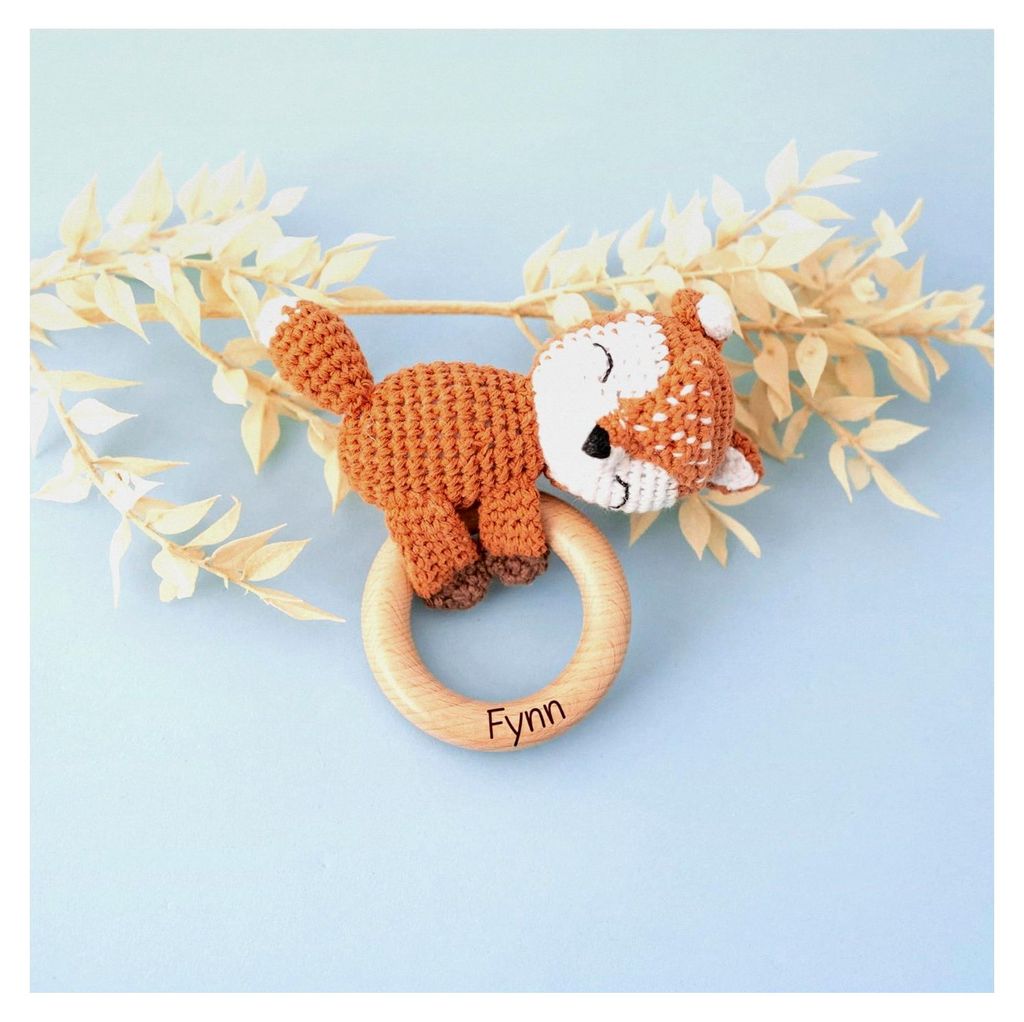 Personalisierter Beißring für Babys - Greifling ab 0 Monate - Babyrassel mit Name als Geschenk für Mädchen und Jungen (Fuchs liegend, mit Name)