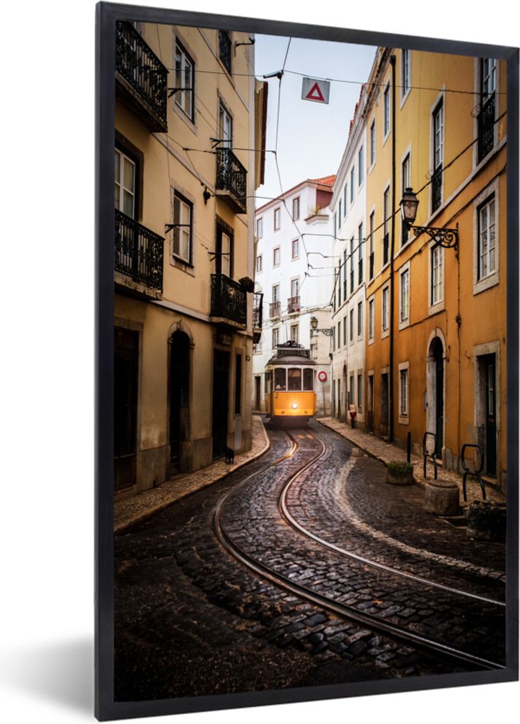 MuchoWow Gerahmtes Poster Straßenbahn in Alfama Portugiesisch Lissabon 60x90 cm - Poster mit Schwarzem Bilderrahmen Wandposter Rahmen Foto Bilde...