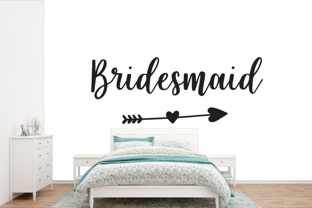 MuchoWow Fototapete für Wohnzimmer oder Schlafzimmer Wandtapete Vinyl Motivtapete Pfeil durch ein Herz mit dem Wort "Bridesmaid" auf einem weiß...