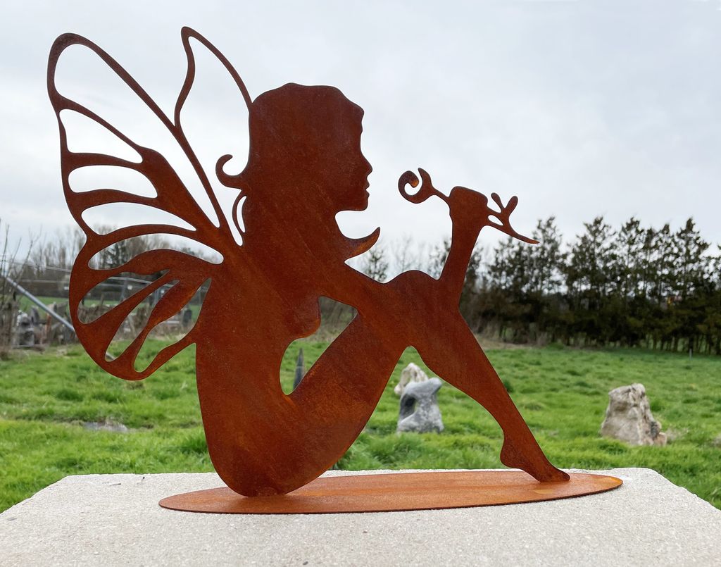 Gartenfigur Elfe riecht am Blume 40x38cm auf Platte Produktbild 