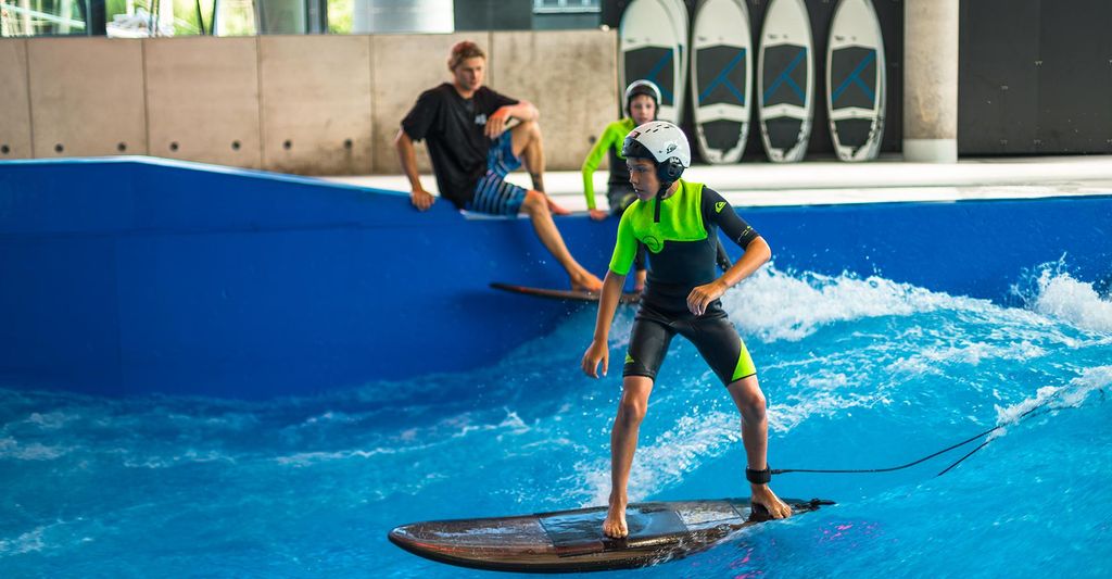 mydays Indoor Surfen (Kinder bis 14 J.) - Arena München; Erlebnis verschenken oder selbst erleben; Gutschein für 1 Person(en)