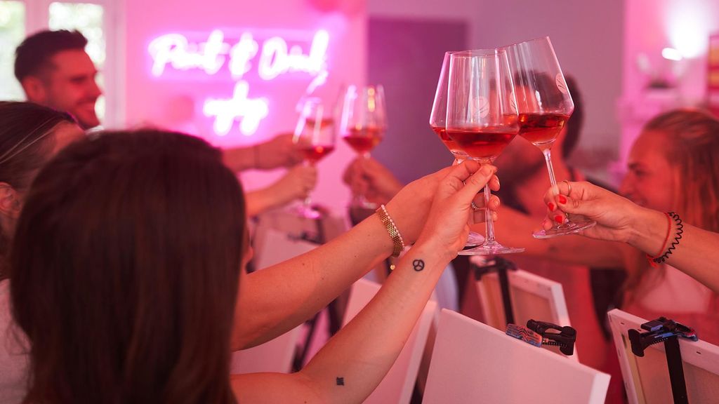Jochen Schweizer Paint & Drink München; Erlebnis verschenken oder selbst erleben; Gutschein gültig für 1 Person Gruppengröße: 1-26 Personen