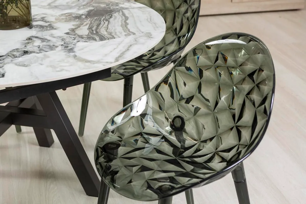 Chaises robustes en polycarbonate contre le manque d'espace - 3