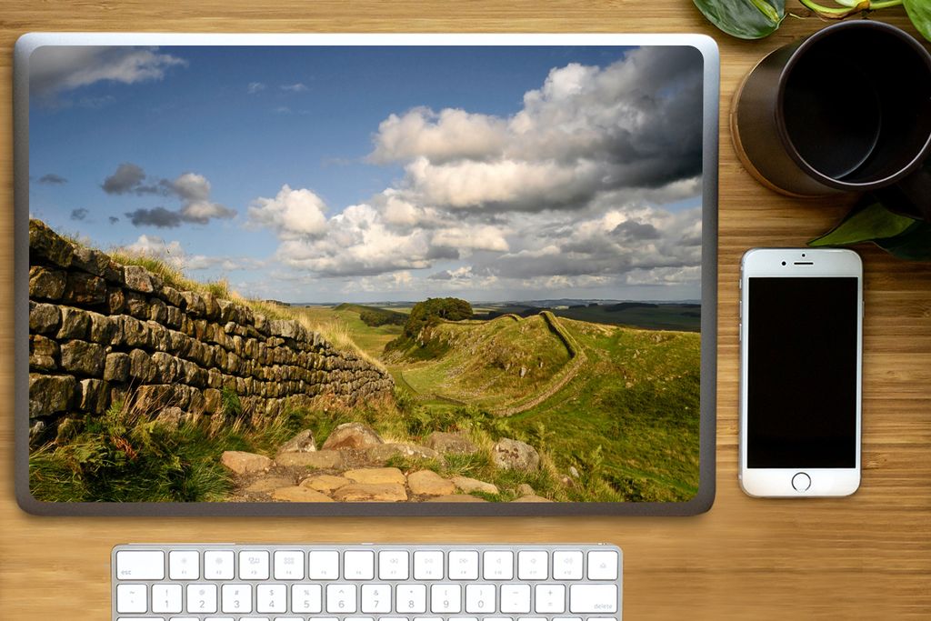 MuchoWow Laptop Aufkleber Sticker Cover Der Hadrianswall mit einem steinigen Weg im Vordergrund 40x30 cm - Laptop Dekoration - Selbstklebend