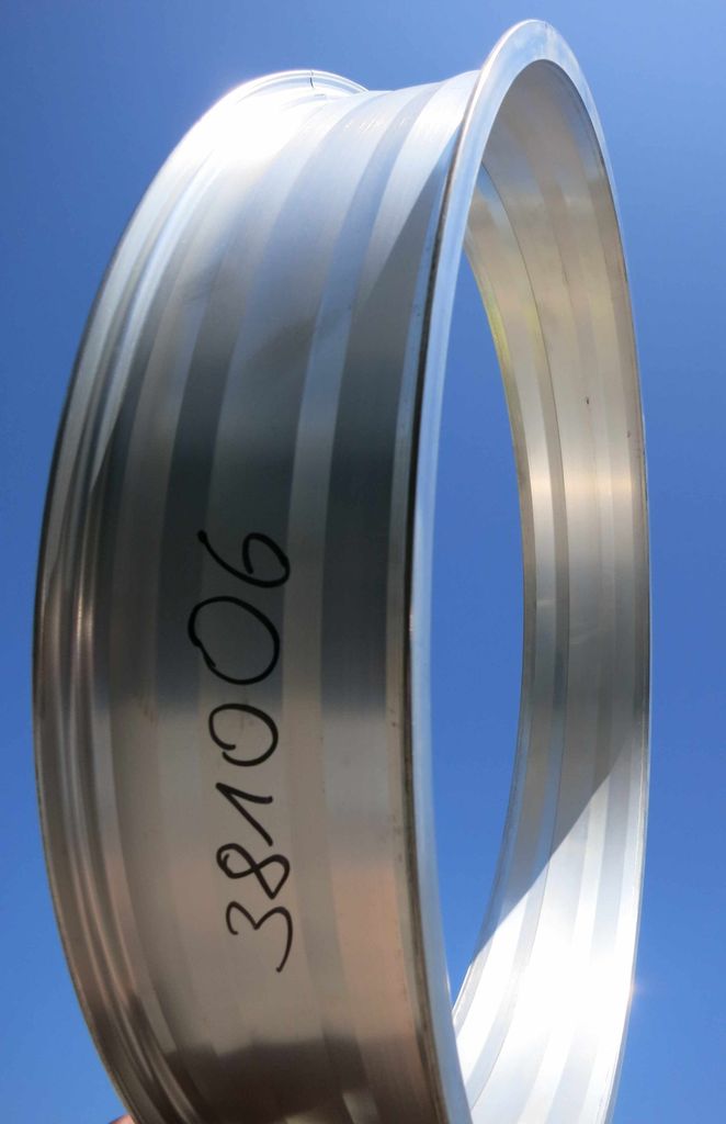 Alufelge ohne Löcher 24 Zoll 100 mm breit roh
