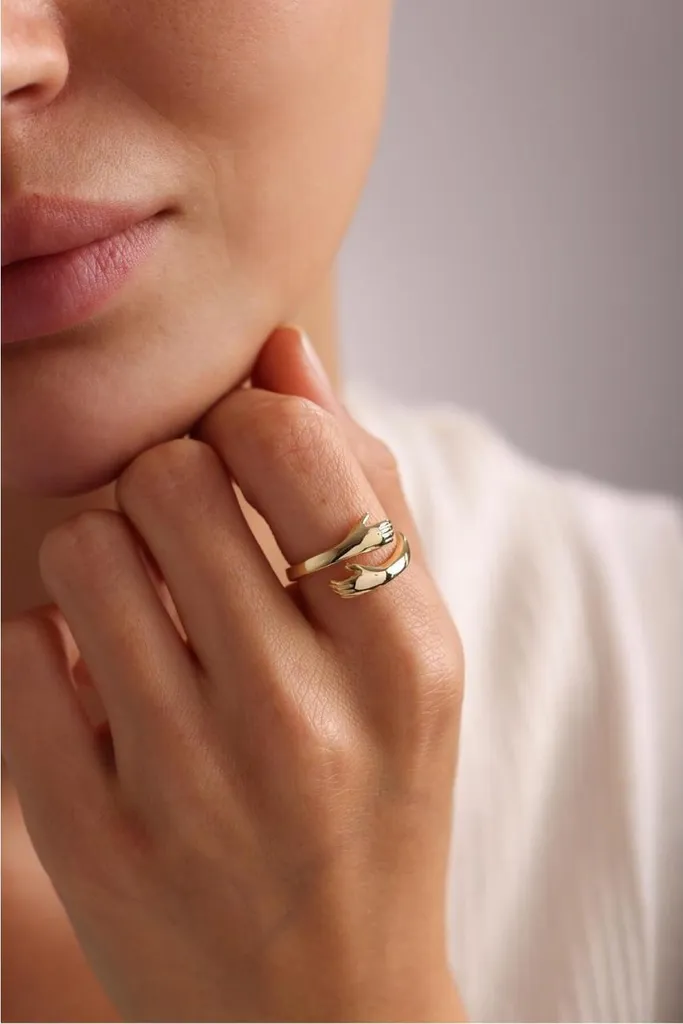 Bague ajustable mains enlacées argent 925 et finition or précieux