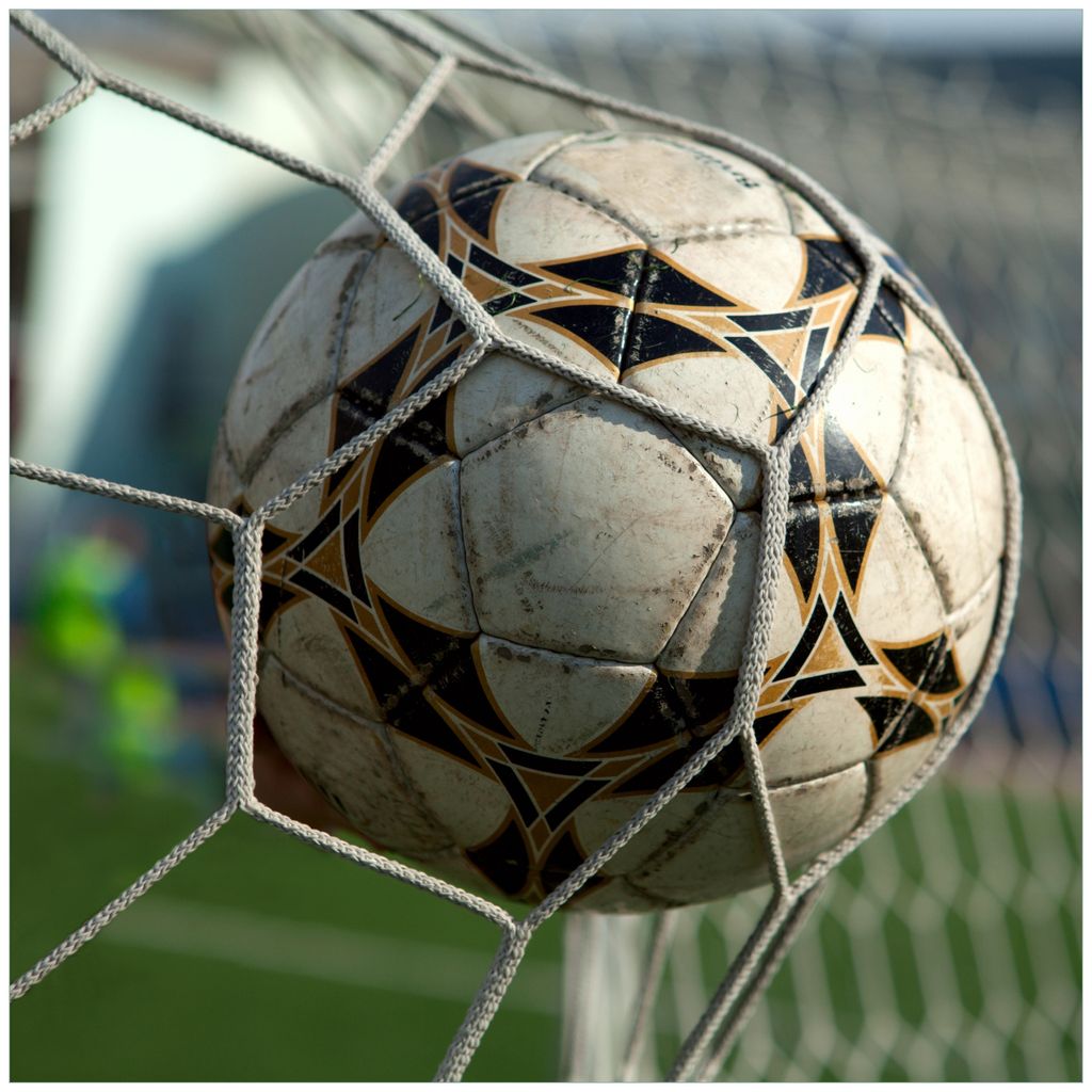 Wallario Möbeldesign - Glasplatte, Schutzplatte mit Motiv - geeignet für Ikea Lack Tisch, Größe: 55 x 55 cm, Motiv: Fußball - Ball im Tor - B...