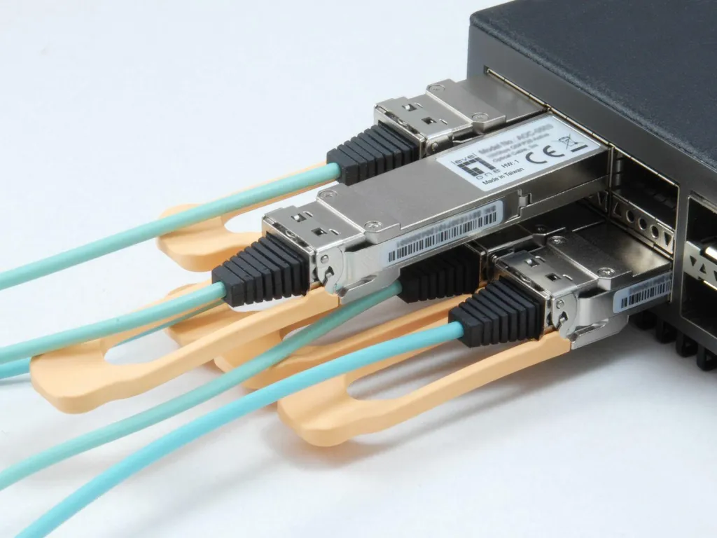 Câble 100Gbps QSFP28 LevelOne AOC-0501 Haute Performance de 1 mètre - 3