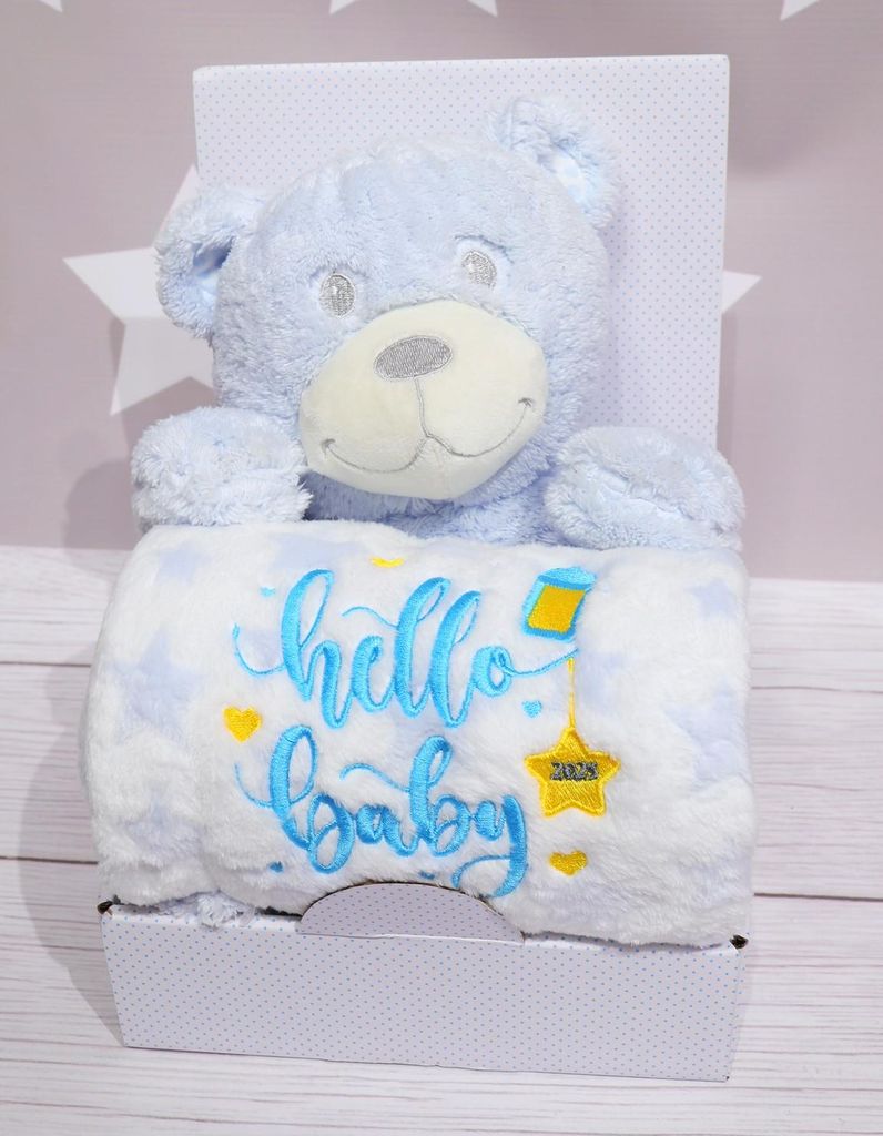 Geschenkset: Blaue Kuscheltier-Bär + Sternendecke 75x100 cm – mit Stickerei " Hello Baby 2025"