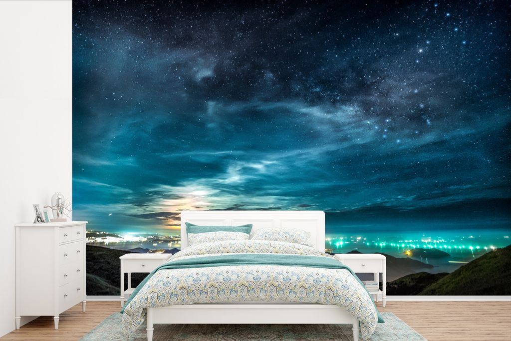 MuchoWow Fototapete für Wohnzimmer oder Schlafzimmer Wandtapete Vinyl Motivtapete Ein hellblauer Himmel bei Nacht über dem Zentrum von Hongkong...