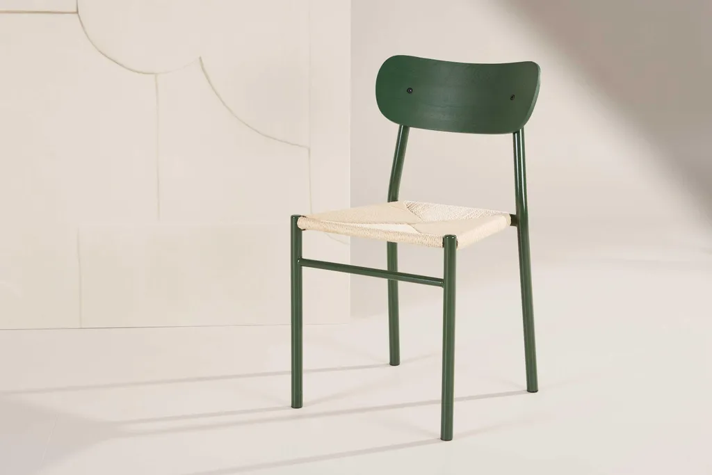 Chaise Polly Verte Empilable : La Solution Design pour Ranger Facilement