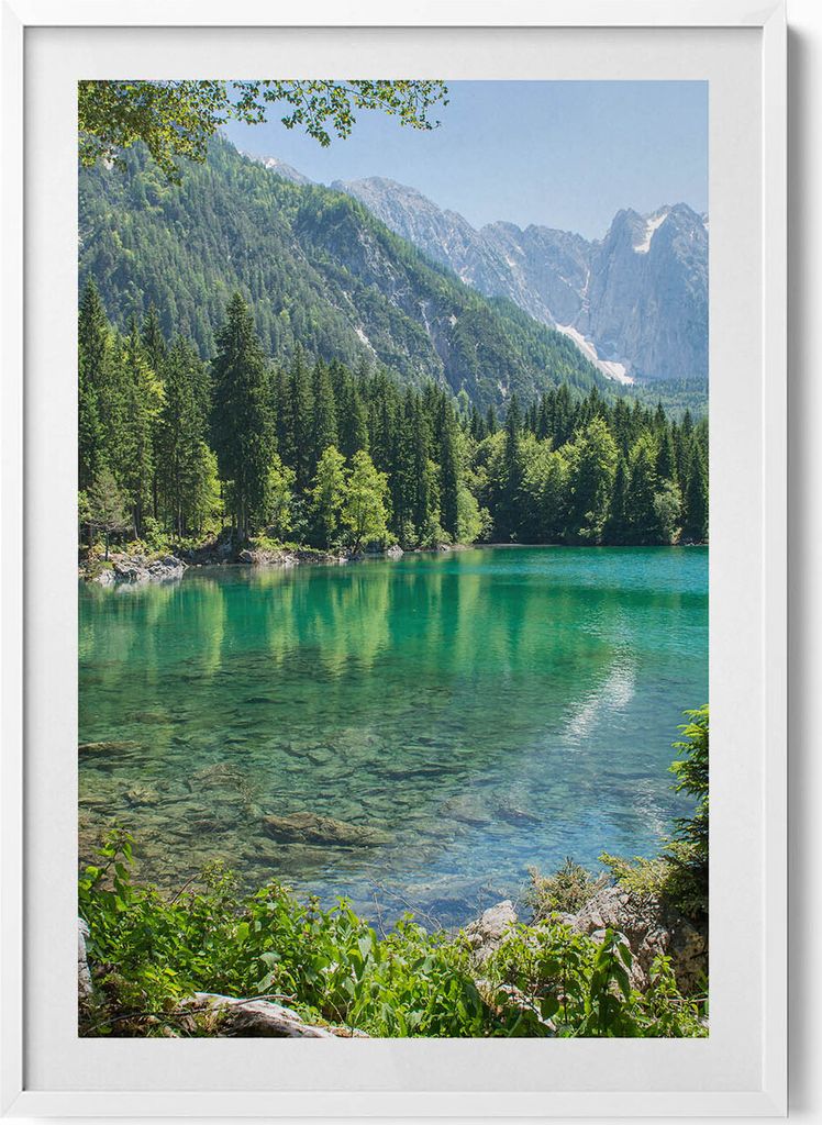 Berglandschaft mit einem See im Wald– Wandbild mit Rahmen – Gerahmtes Bild – Wanddekoration – 70x100 cm – Weiß Rahmen