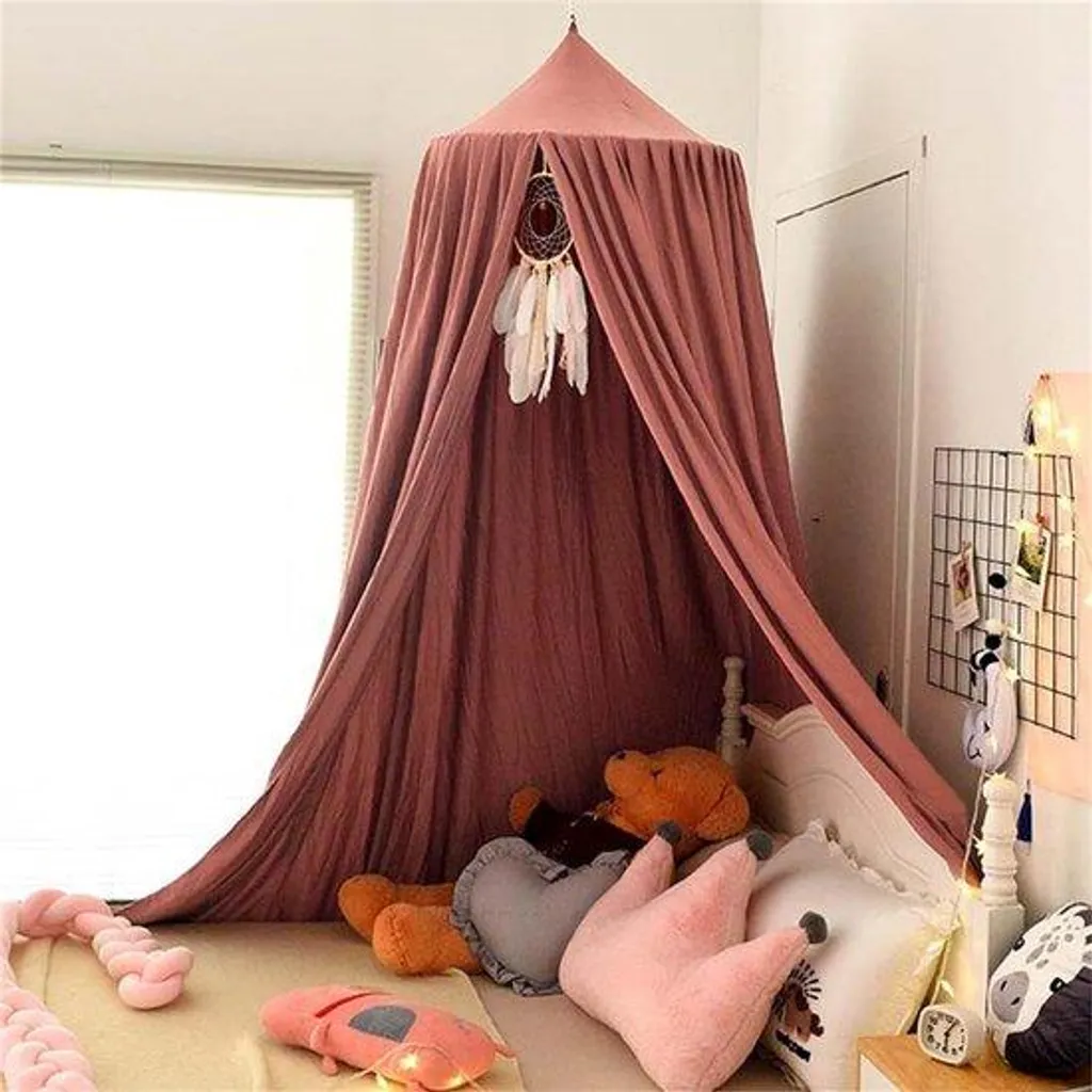 Lit de bébé sécurisé rose : filet moustiquaire et baldaquin anti-lumière