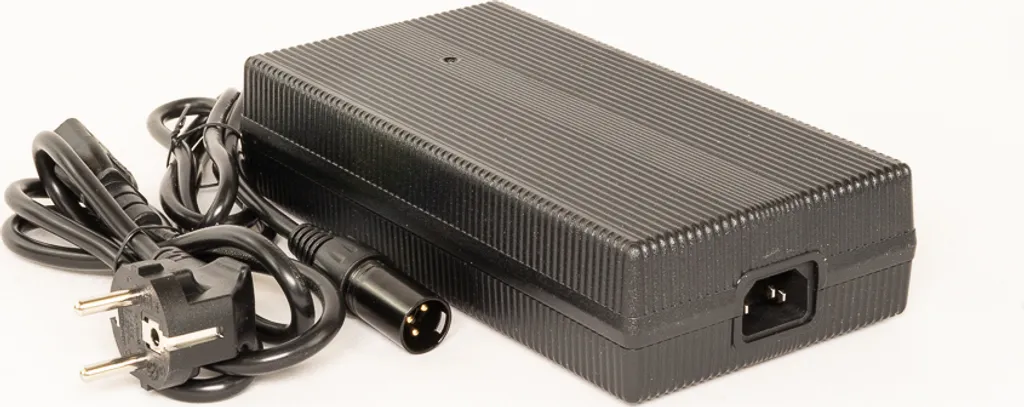 Chargeur Pour Batterie Ebike 60V Li-ion 67.2V 4A - Connecteur XLR 3 Broches