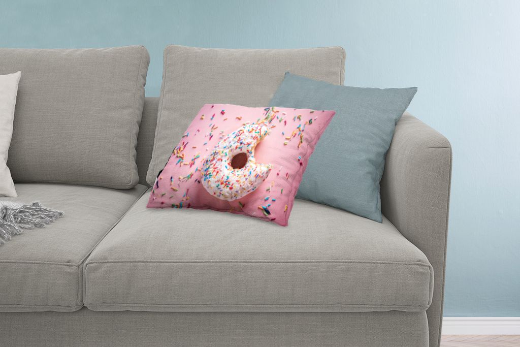 MuchoWow Zierkissen Sofakissen Wohnzimmer Dekokissen 60x40 cm Nahaufnahme eines weißen Donuts mit farbigem Hagel - Kopfkissen - Polster mit Foto