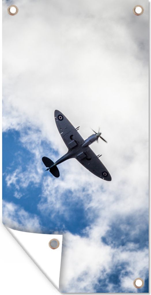 MuchoWow 30x60 cm Outdoor-Poster Gartendeko Sichtschutz Garten Poster für den Garten Spitfire-Flugzeug gegen einen bewölkten Himmel
