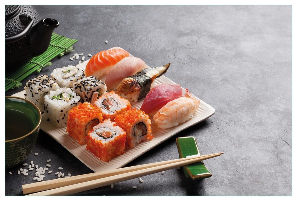 Wallario Küchenrückwand selbstklebend, Größe: 90 x 60 cm, Motiv: Sushi-Menü mit grünem Tee | Spritzschutz | abwischbar | pflegeleicht | in
