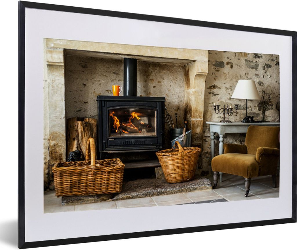 MuchoWow Gerahmtes Poster Kamin in einem Wohnzimmer 60x40 cm - Poster mit Schwarzem Bilderrahmen Wandposter Rahmen Foto Bilder - Schlafzimmer - P...