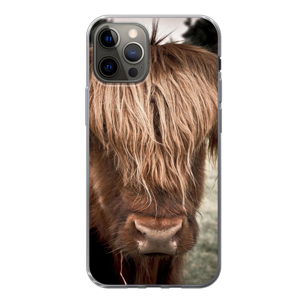 MuchoWow Handyhülle Schutzhülle Hülle für iPhone 12 Pro Schottischer Highlander - Baum - Gras Silikon Softcase Handy Hülle - Abdeckung