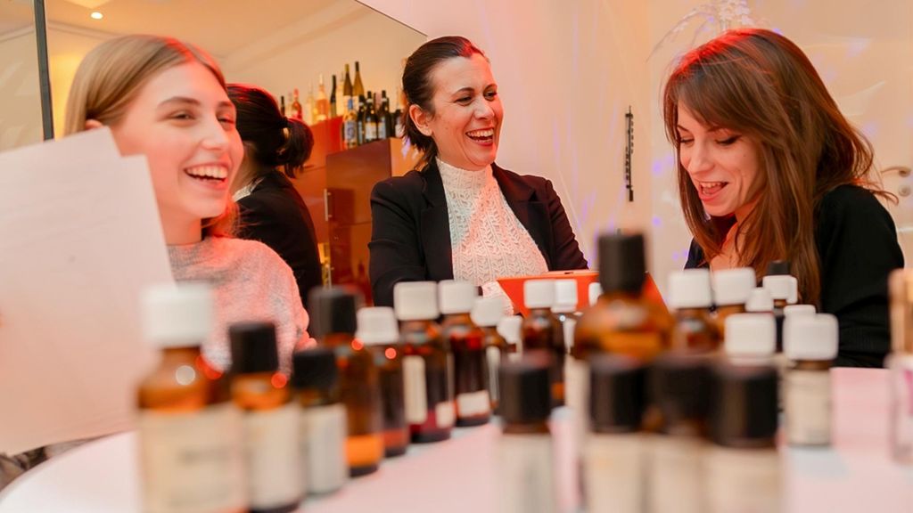 Jochen Schweizer Parfum Workshop und Party inklusive Drinks Wien; Erlebnis verschenken oder selbst erleben; Gutschein gültig für 1 Person Gruppe...
