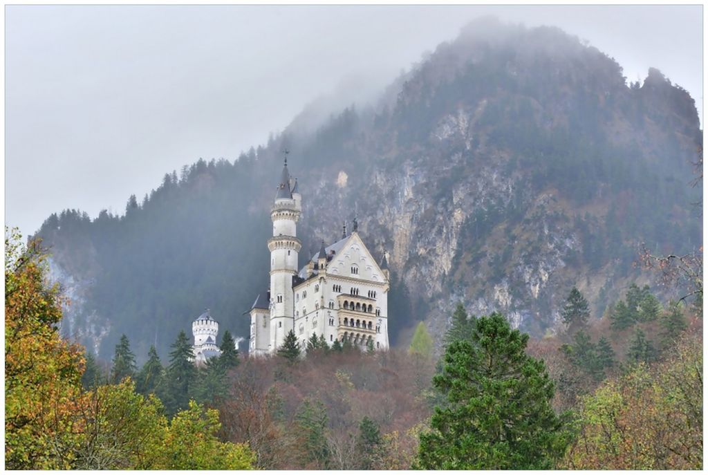 Wallario Premium Glasbild, freischwebende Optik, kräftige Farben, Größe 90 x 60 cm Motiv Schloss Neuschwanstein in Bayern