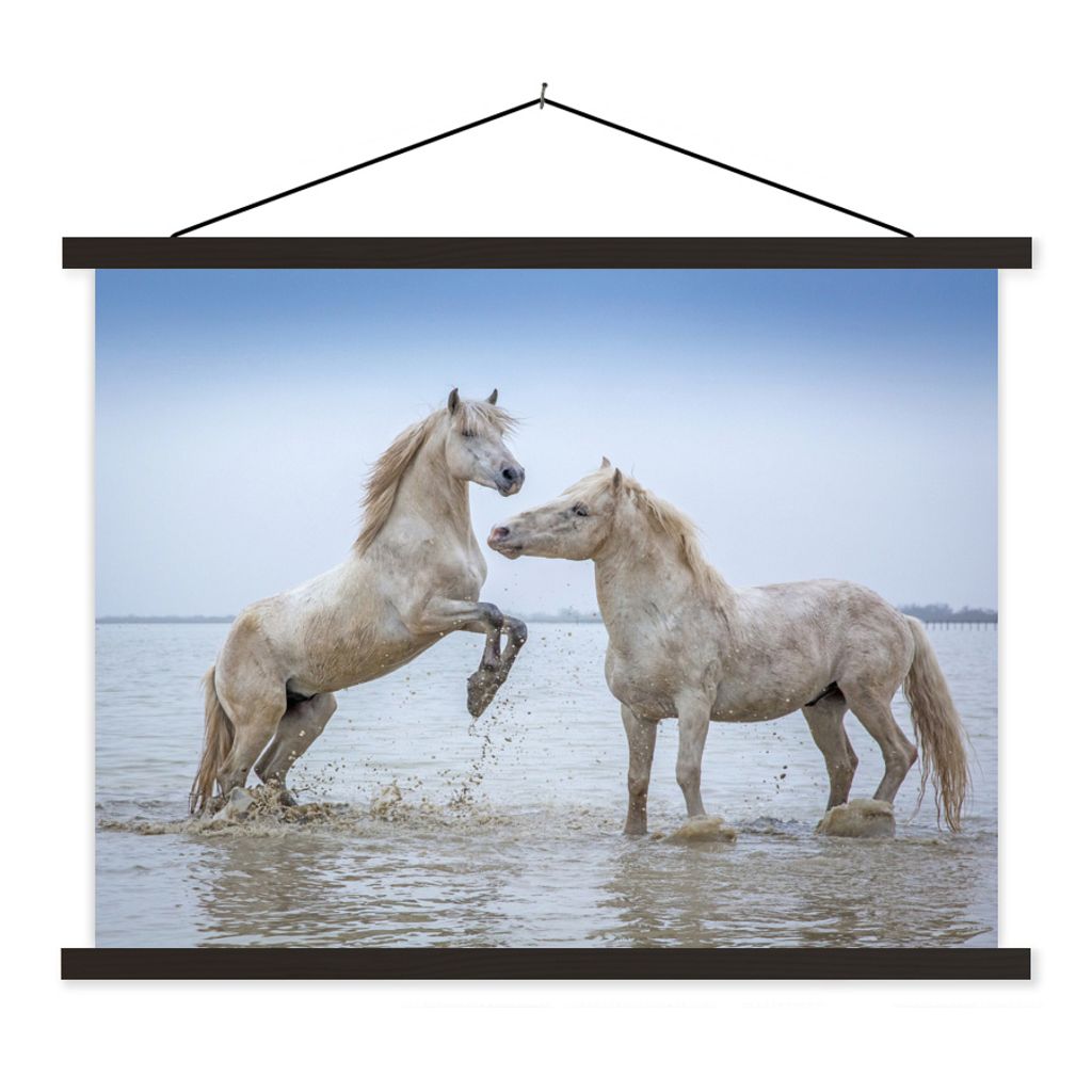 MuchoWow Textilposter Zwei Pferde im Wasser in der Camargue 40x30 cm mit schwarzem Rahmen - Dekorationen