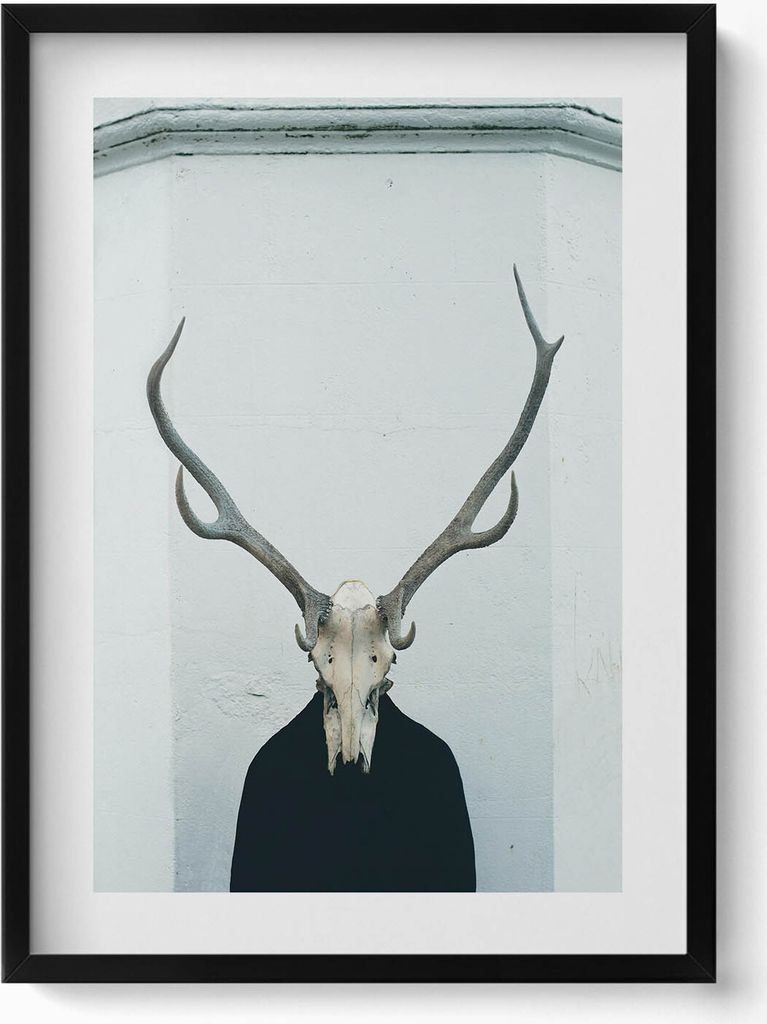Mann mit Hirschschädel– Wandbild mit Rahmen – Gerahmtes Bild – Wanddekoration – 50x70 cm – Schwarz Rahmen