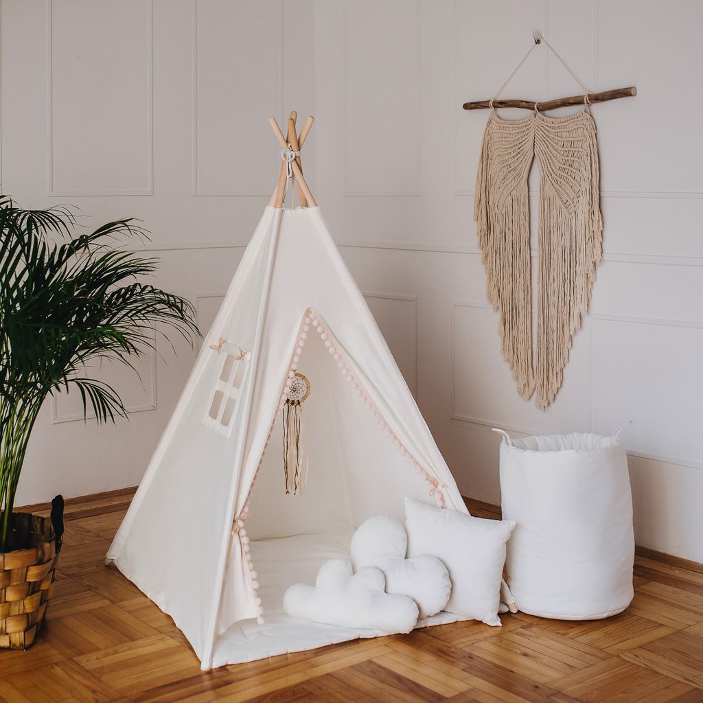 Boho Kinder Spielzelt Wigwam Creme Weiß Bodenmatte Pompons 3 Kissen 110x110x150cm Tipi Teepee Spielzeugkorb