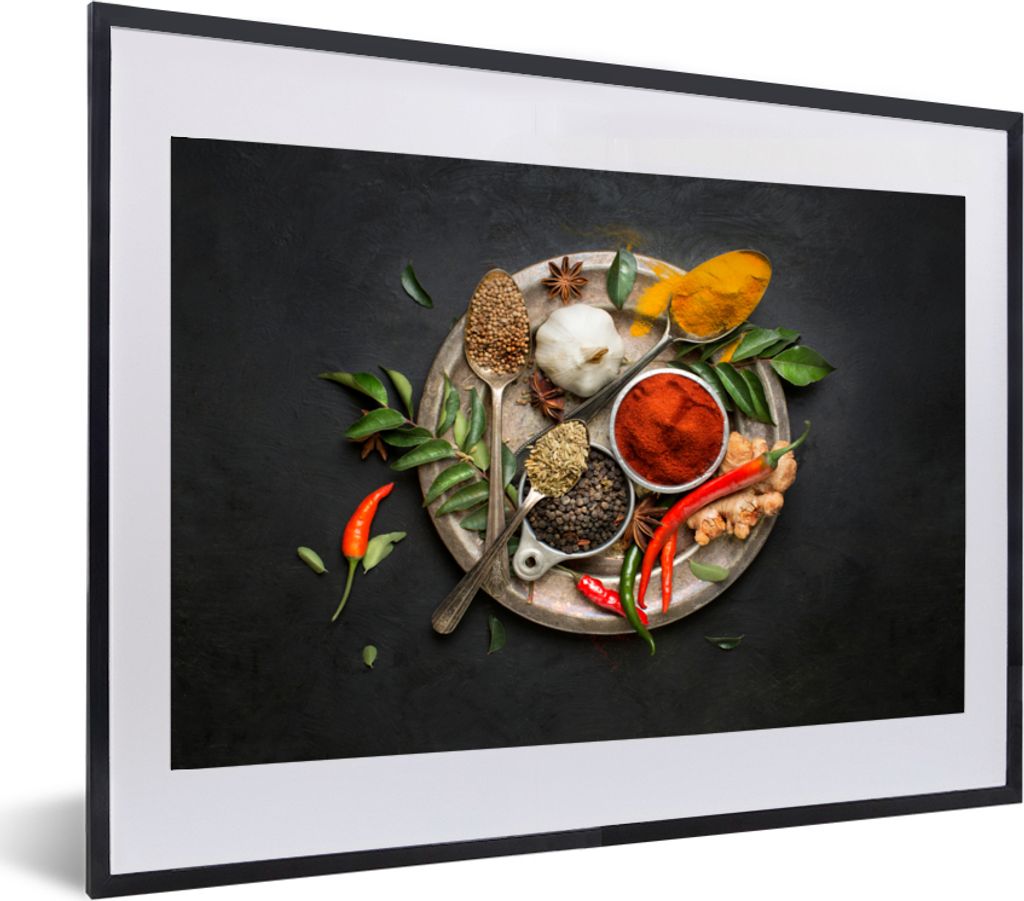 MuchoWow MuchoWow Gerahmtes Poster Gewürze - Teller - Pfeffer - Schwarz - Löffel - Silber 60x40 cm - Poster mit zchwarzem Bilderrahmen - Schl...