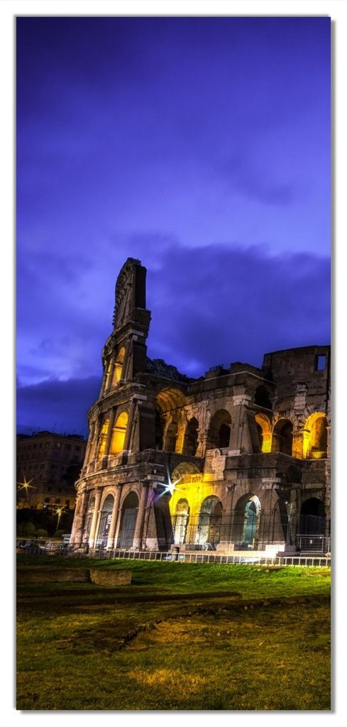 Wallario selbstklebende Türtapete 93 x 205 cm mit Schutzlaminat - Italien bei Nacht - Kollosseum in Rom, beleuchtet am Abend