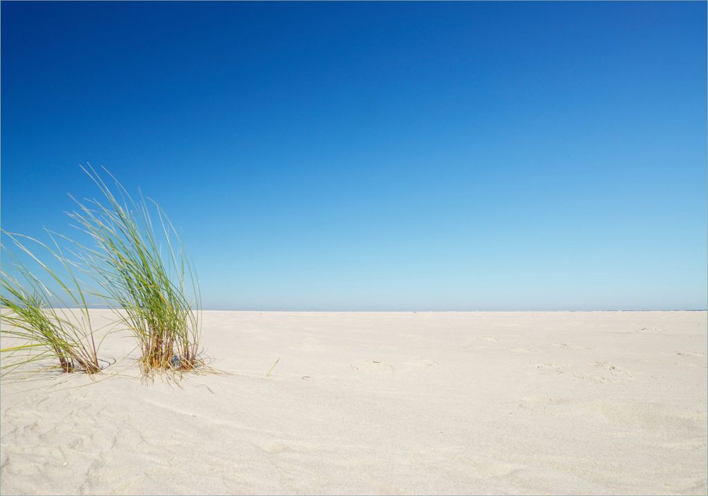 Wallario selbstklebendes Poster - Sandstrand unter blauem Himmel, Größe: 70 x 100 cm