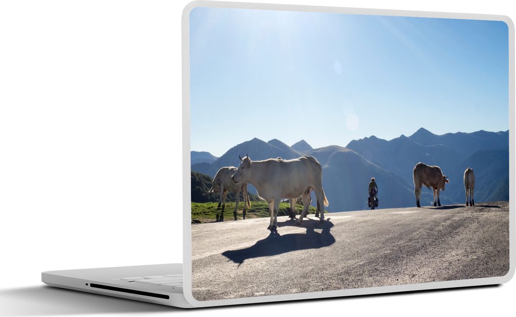 MuchoWow Laptop Aufkleber Sticker Cover Schottische Hochlandrind - Licht - Berge - Natur 30x22 cm - Laptop-Sticker