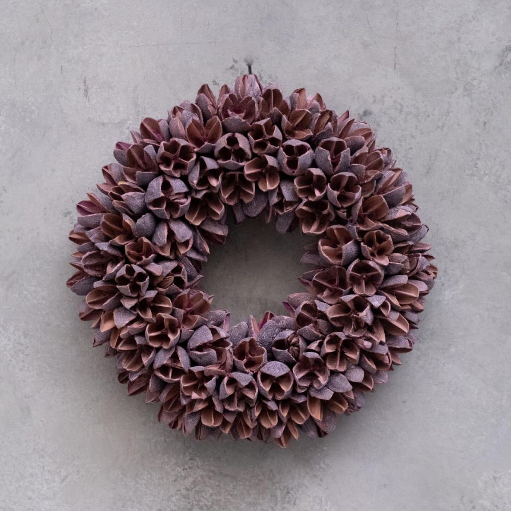 Moderner Kranz aus Bakuli in Mauve, ca. 20 cm Durchmesser, mit Aufhängering