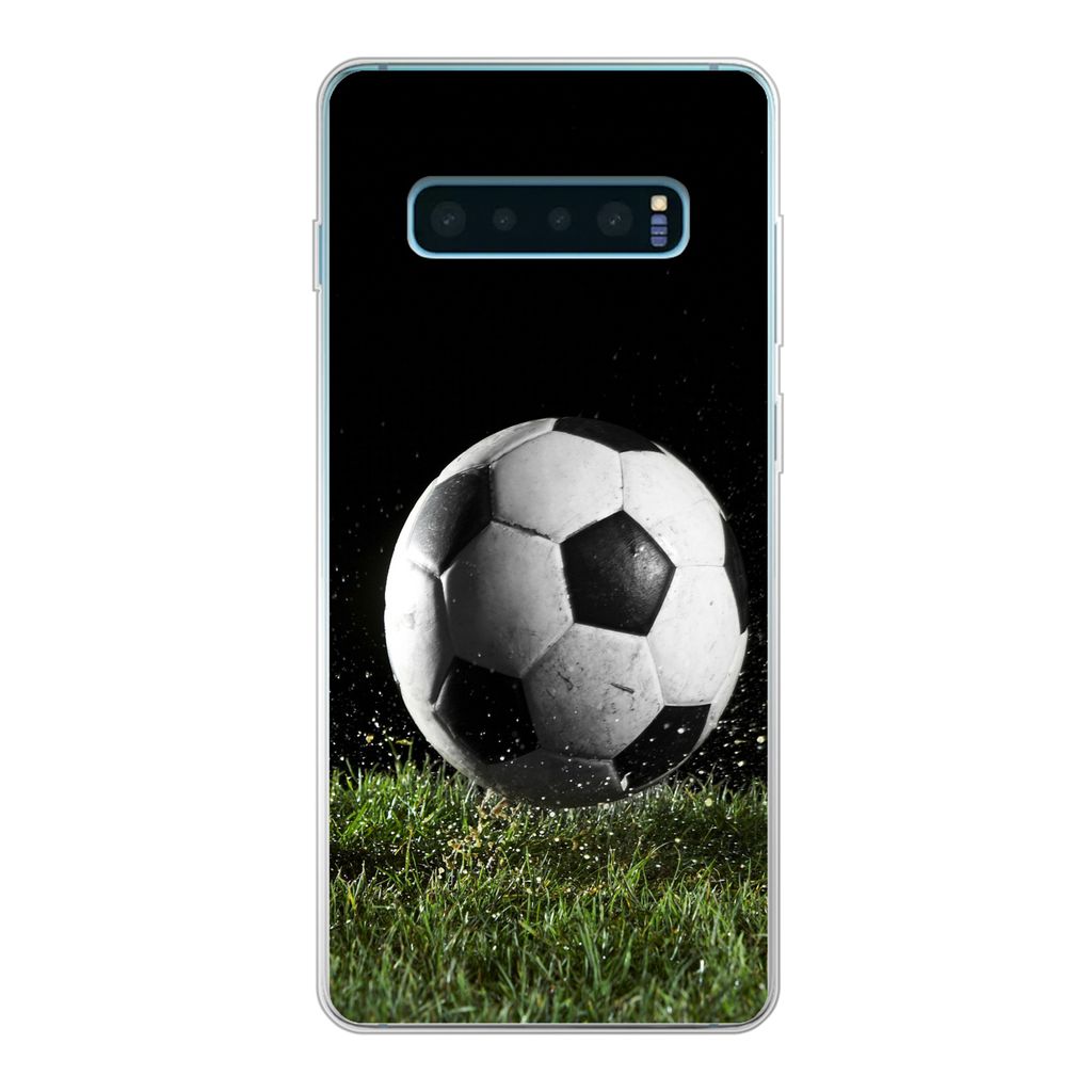 MuchoWow Handyhülle Schutzhülle Hülle für Samsung Galaxy S10 Lite Fußball auf der Wiese Silikon Softcase Handy Hülle - Schutz