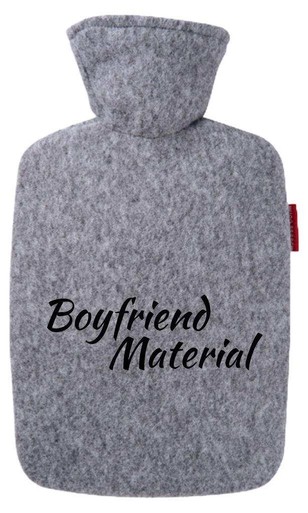 Huuraa Wärmflasche Boyfriend Material Schriftzug 1,8 Liter Filz Classic Filzbezug Bettflasche Geschenkidee